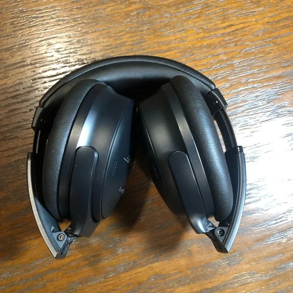 Bose QuietComfort Black Headphones - Picture 3 of 5